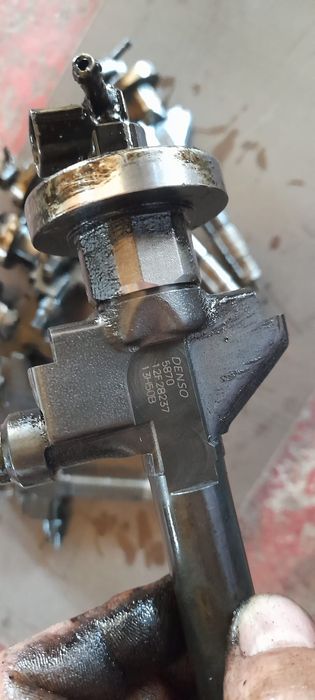 Vând injectoare mazda 6 2.0 RF7