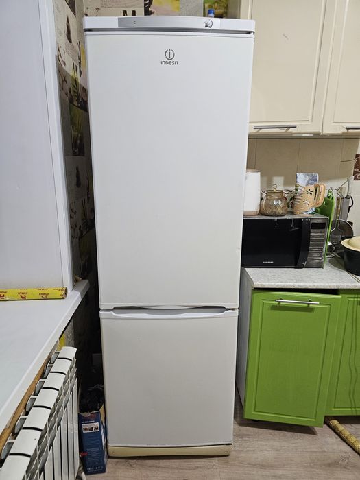 Холодильник продам срочно.Состояние хорошее все работает.Торг