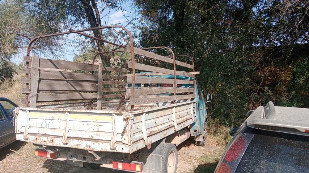 Газель грузовой имеет тент