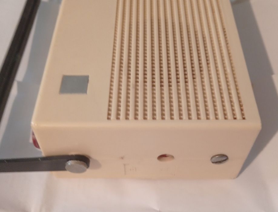 Vând sau schimb radio Cosmos 7,funcționează bine,un buton înlocuit.