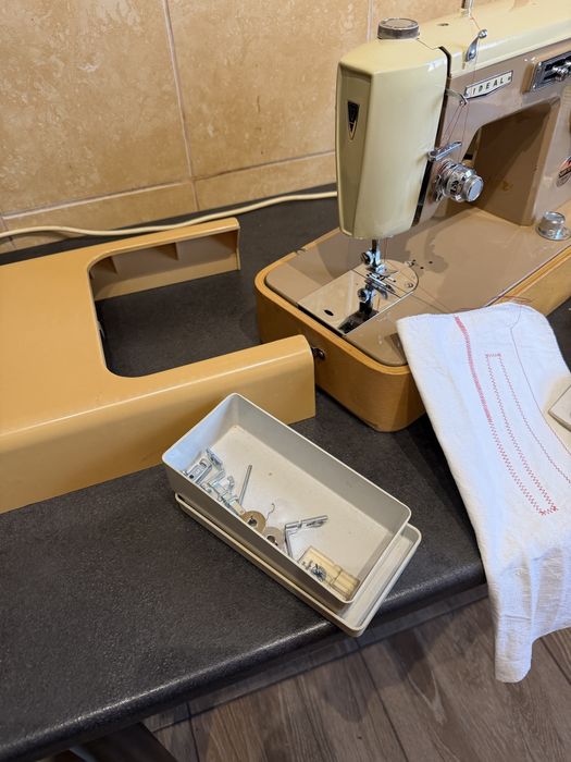 Masina de cusut festonat Ideal coase la gros