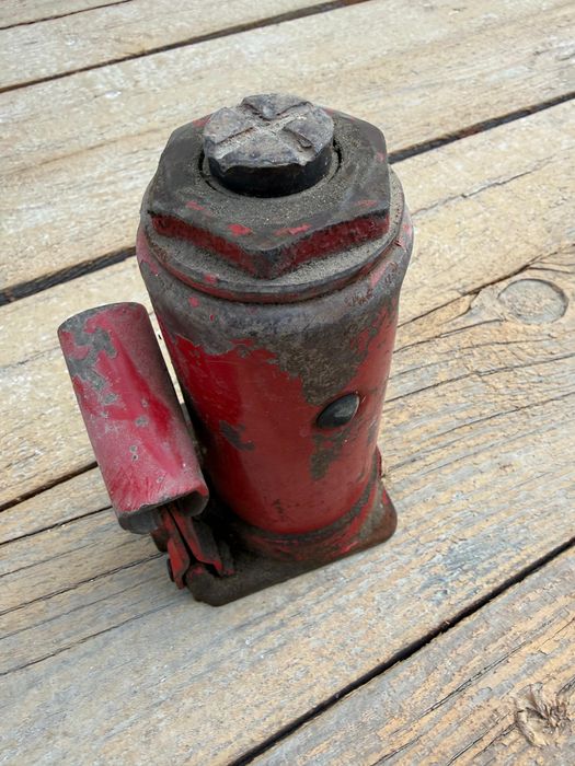 Домкрат 5тонныйй