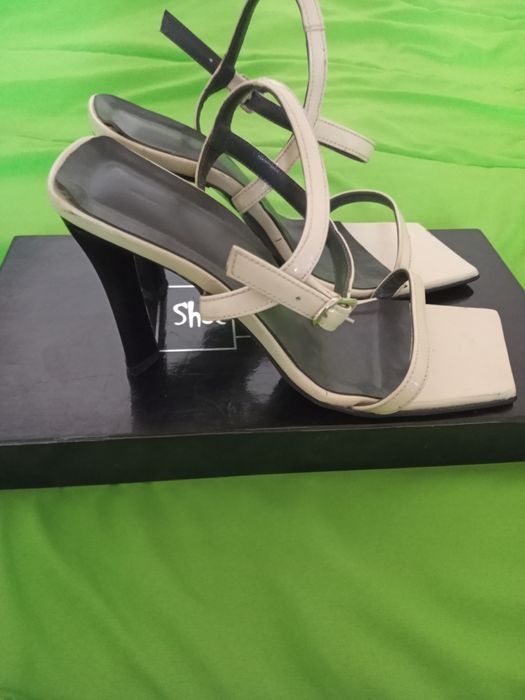 Летни обувки запаени 37 номер общо  за  60 лева