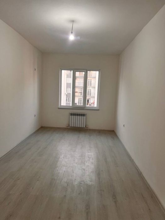 Янги Дархон.   Сдается.  2 х комнатная. Пустая.