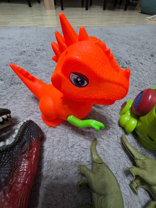 Lot dinozauri cu sunete si lumini