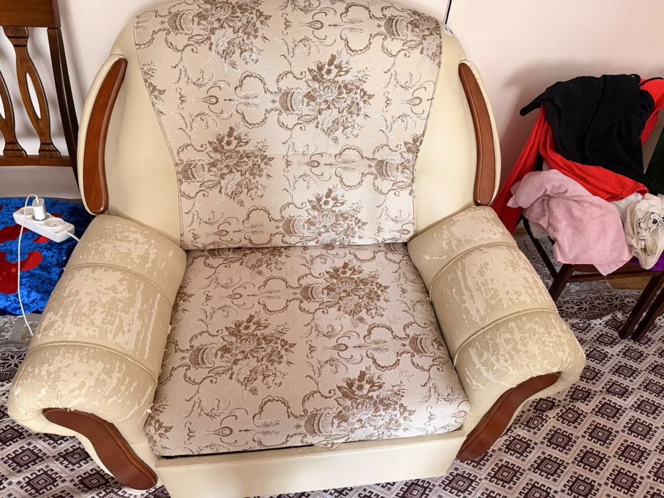 Продам диван с креслами