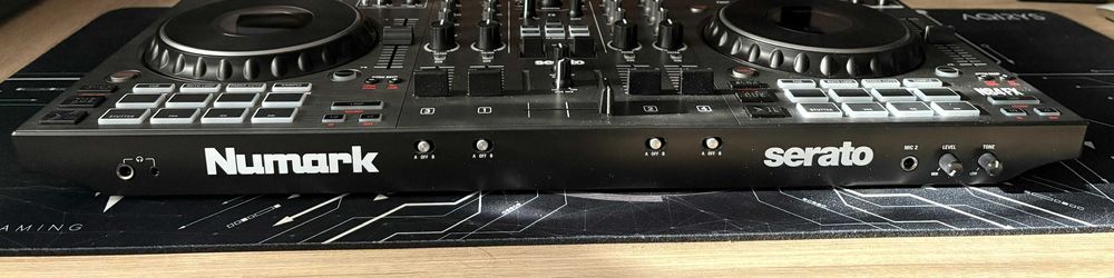 Consola Dj Numark NS4FX + Hardcase UDG