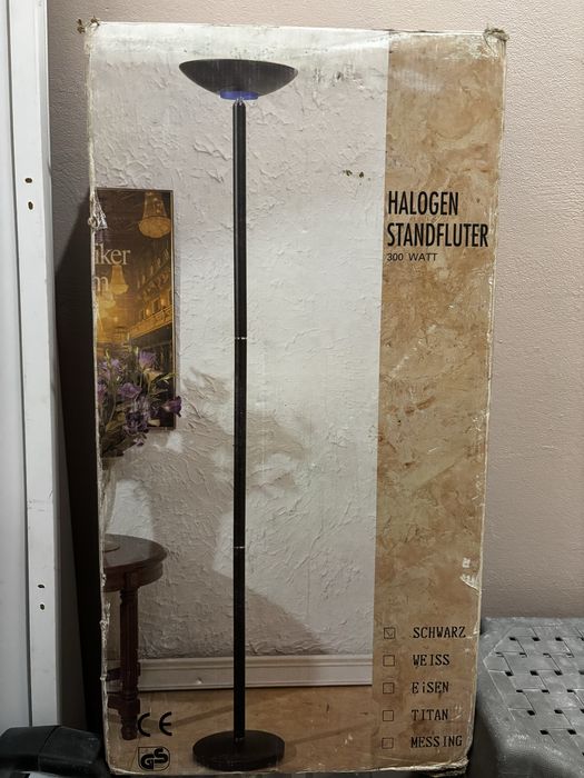 Продавам подова лампа ЧИСТО НОВА 300W