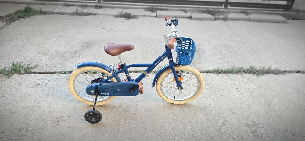 Vând bicicleta BTWIN preț 350 lei.