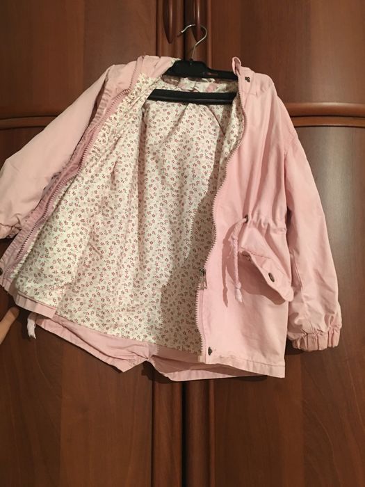 Продам б/у ветровку для девочки 5-6 лет