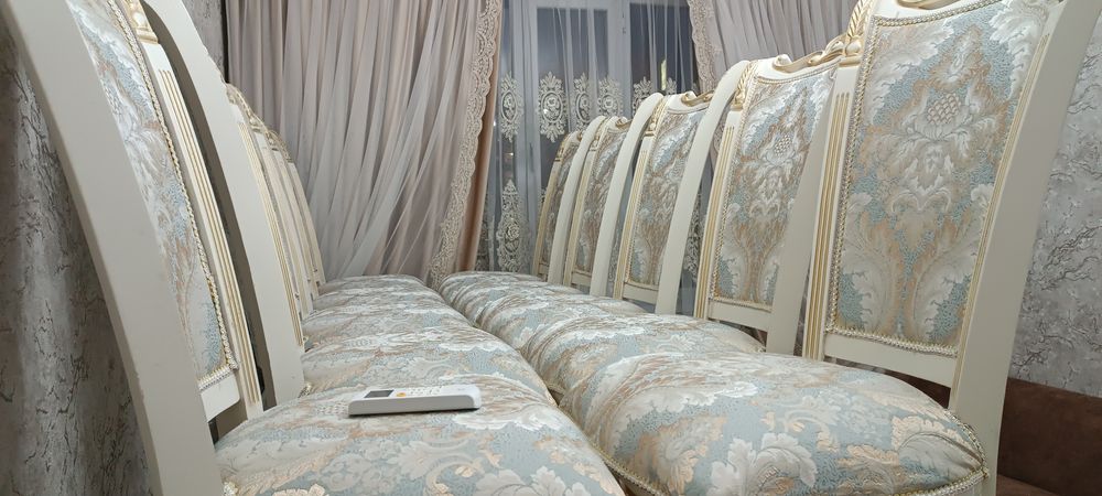 Стол и стулья для зала