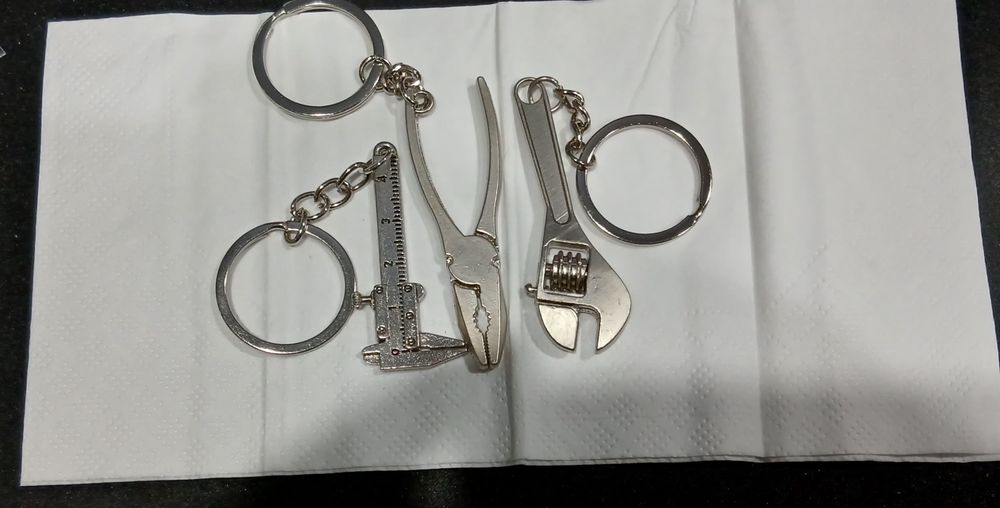 Продам брелки новые