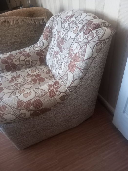 Продается диван с креслами.