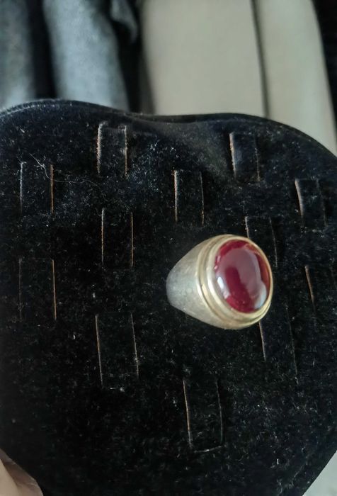 Златен пръстен с естествен рубин