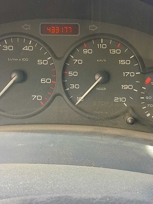 лек автомобил Пежо Партнер