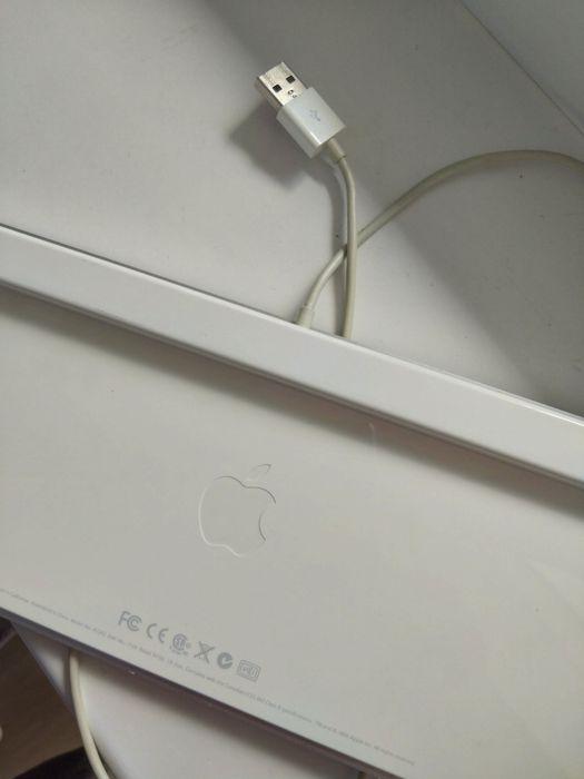 Tastatura Apple  cu fir