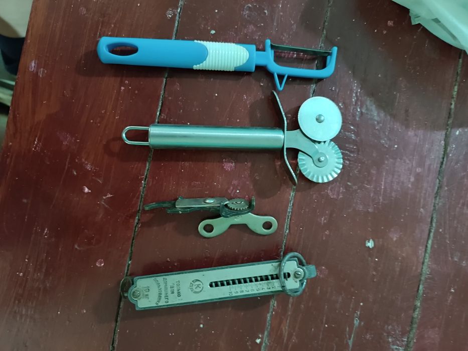 Весы . миксер электрический. Открывашка.