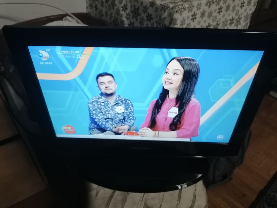 TV Samsung cu telecomandă.
