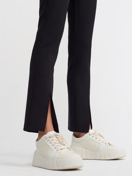 Черные брюки с разрезом