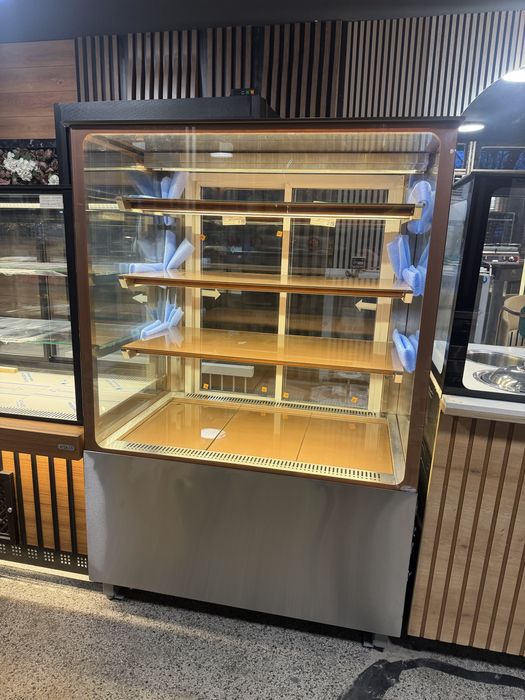 Хшадилна витрина сладкарска