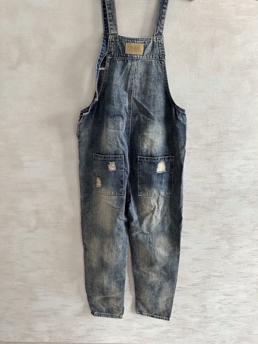 Продам джинсовый комбинезон.Рванки