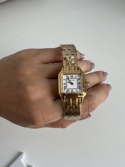 Продавам нов часовник в стил Cartier