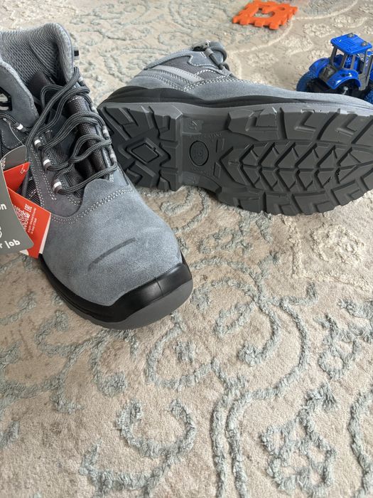 Продается спец обувь летний вариант