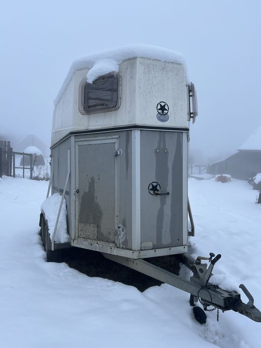 Vand remorca de caii