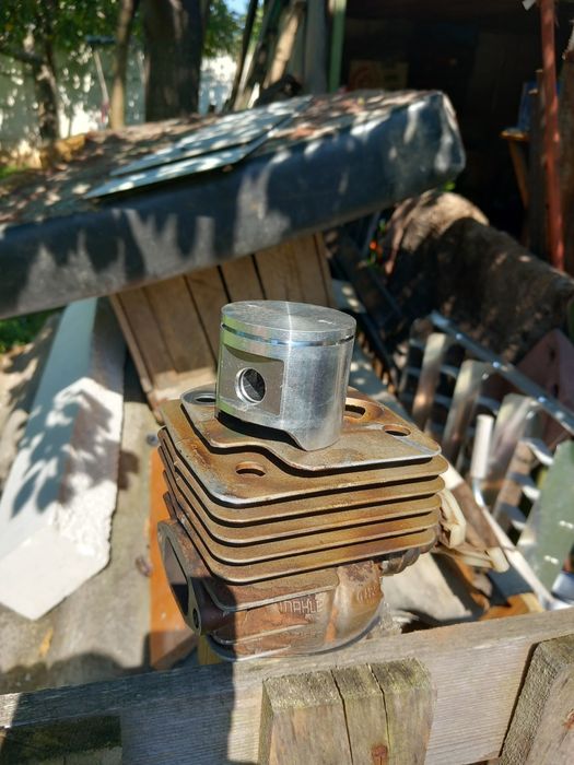 Vând cilindru cu piston de Husqvarna 365