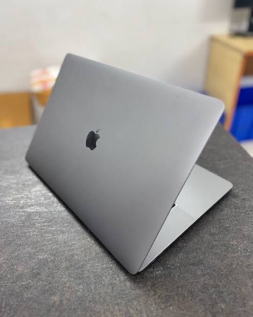 MacBook i7 16/512