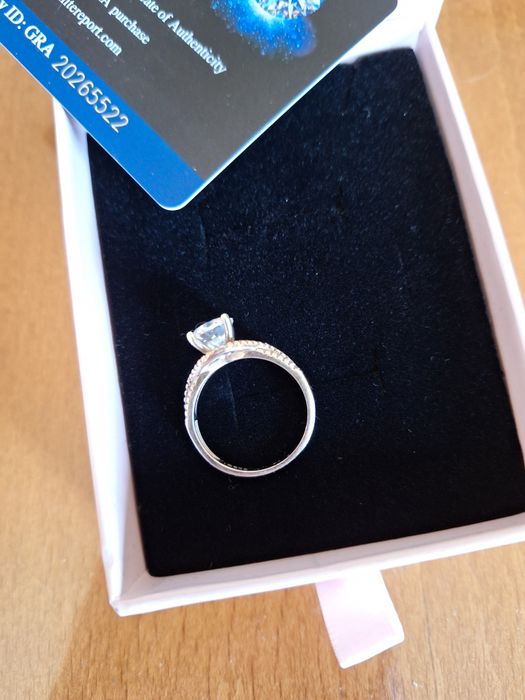 Сребърен пръстен с два карата моисанит