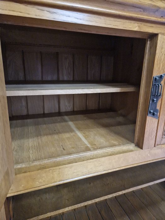 Старинен резбован шкаф с метален обков