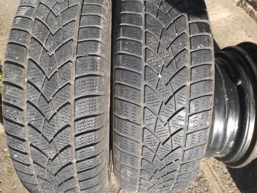 Железни джанти с гуми на тях.