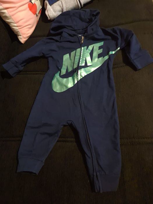 Salopeta Nike mărimea 6-9 luni