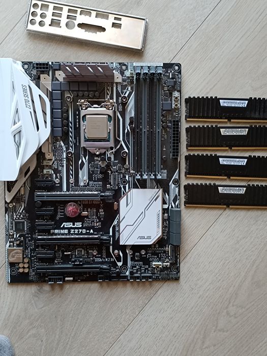 Рам памет 32GB-4х8GB 2400MHz  Corsair Vengeance