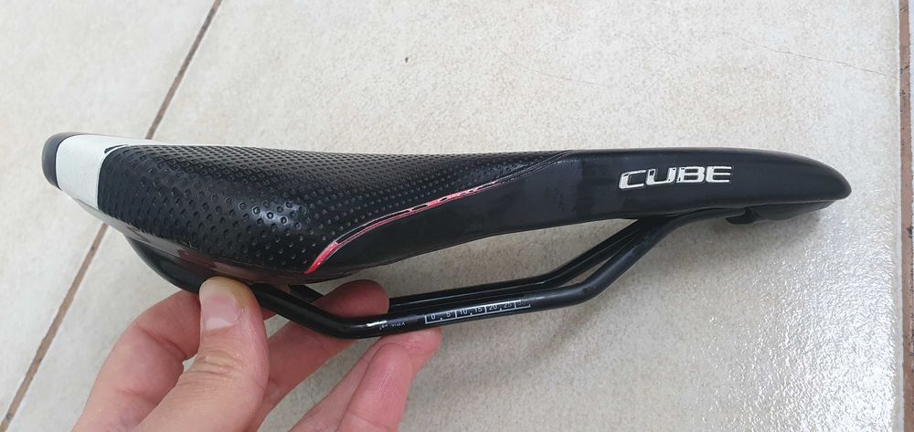 Sa bicicleta CUBE