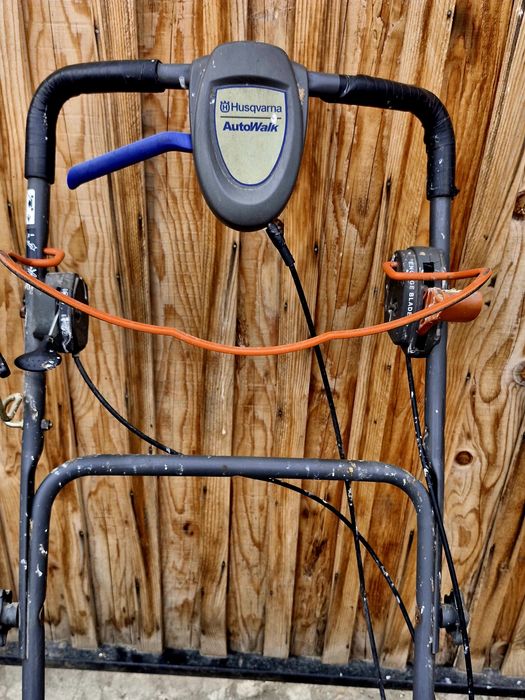 mașină de tuns iarba Husqvarna R152SVBBC 
Lățime de