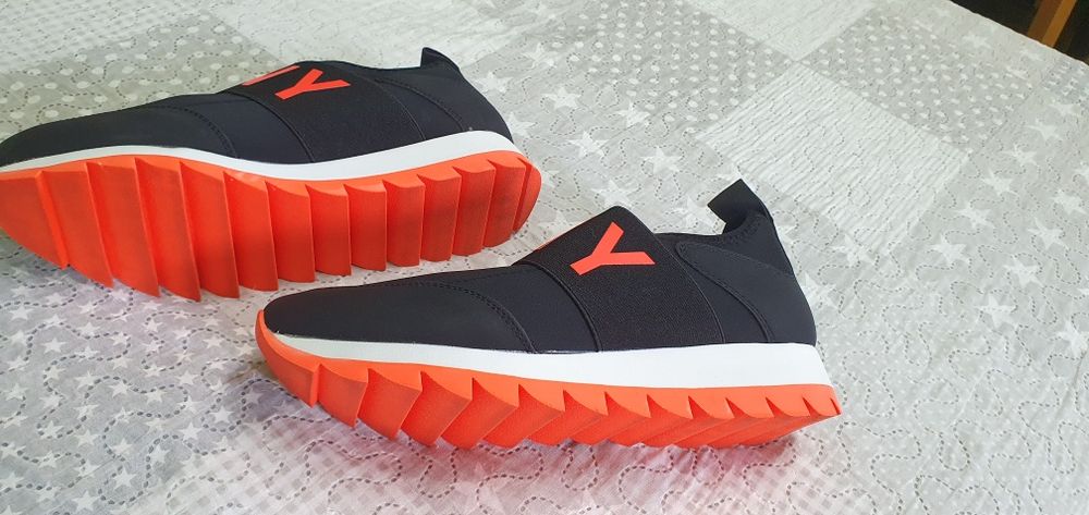 Чисто нови сникърси DKNY с неоново оранжево