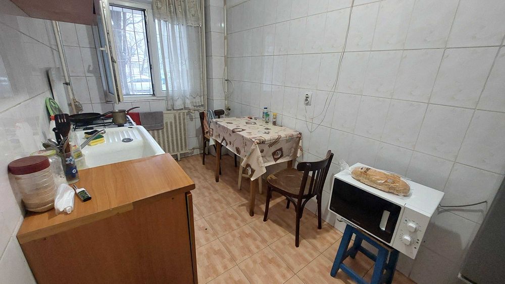 Închiriez o cameră într-un apartament cu 3 camere