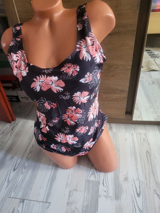 Vând Costum Baie