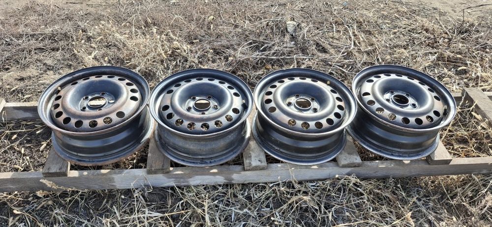 Продам железные диски R15 разболтовка 5*110. Подходит на опель.