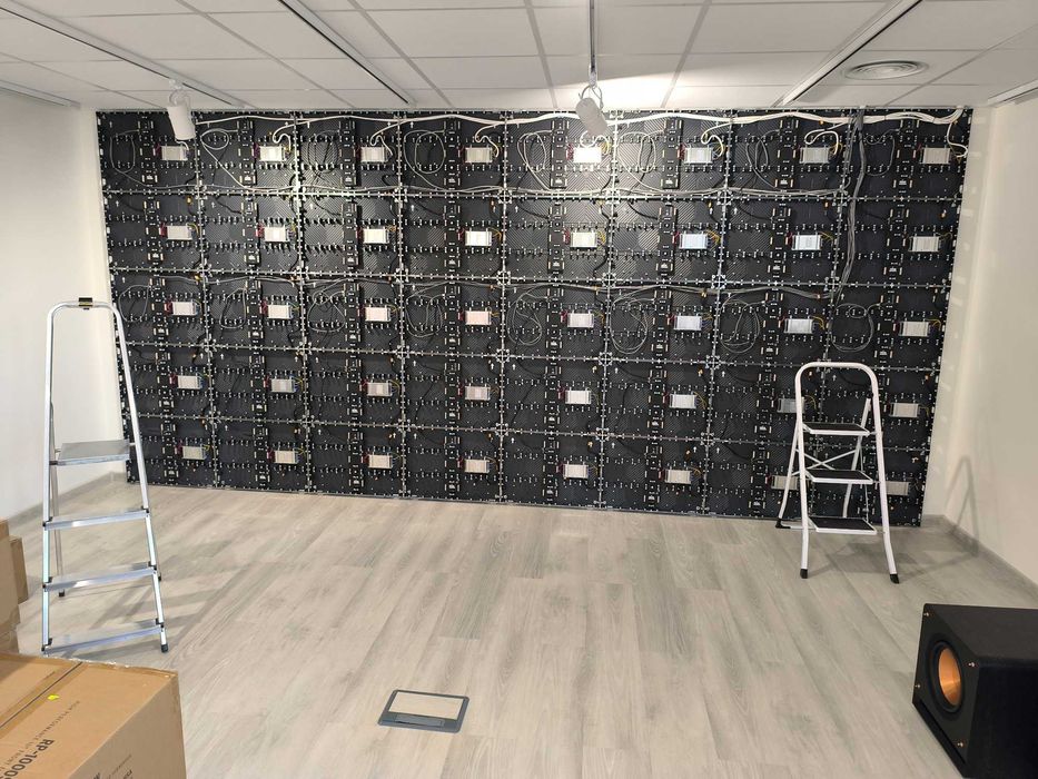 Професионална LED стена за закрити помещения с 1,25мм между-пискелово разстояние
