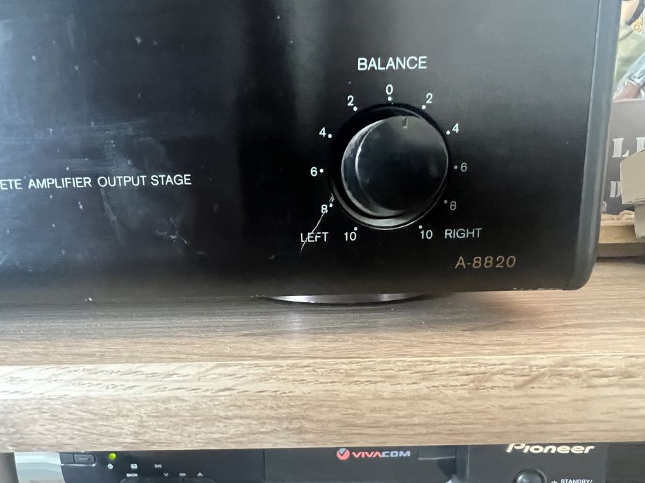 Усилвател Onkyo 8820