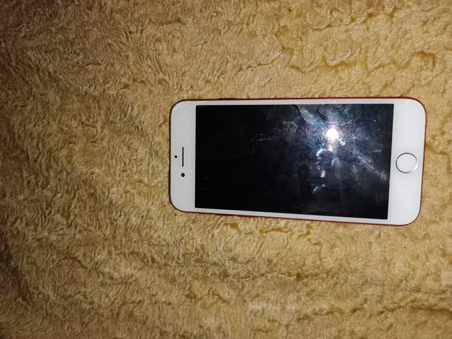 Айфон 7 красный.