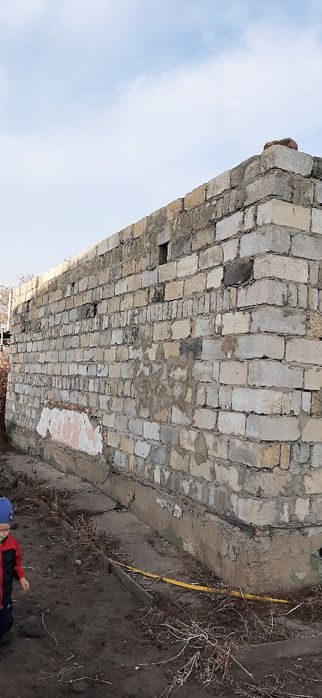 Продам недостроеный дом  в городе