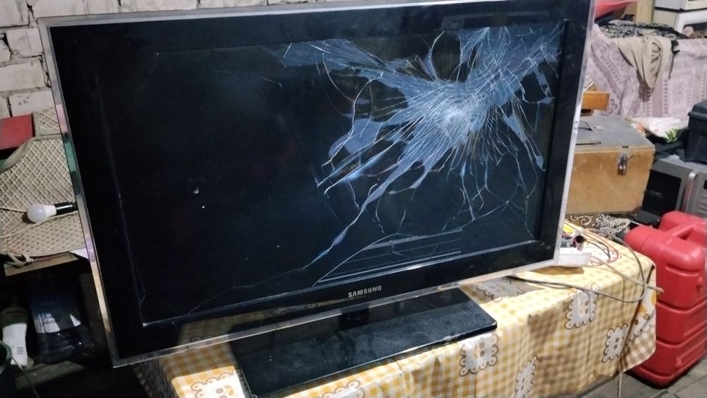 Продам телевизор Samsung (разбит экран)
