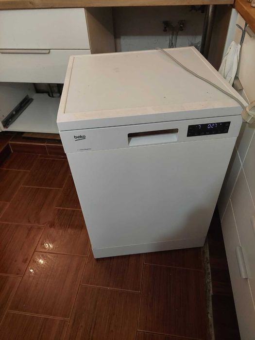 Vand masina de spalat vase Beko DFN28422W defecta