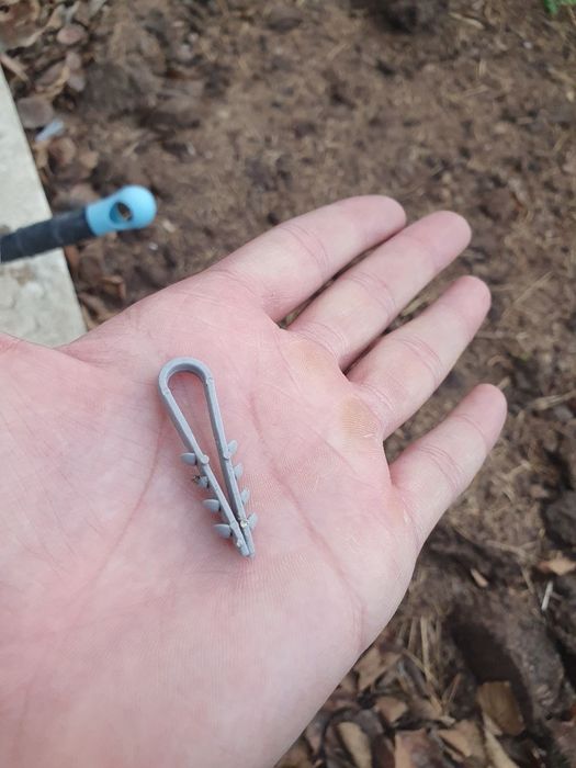 Клипсы на стену для кабеля