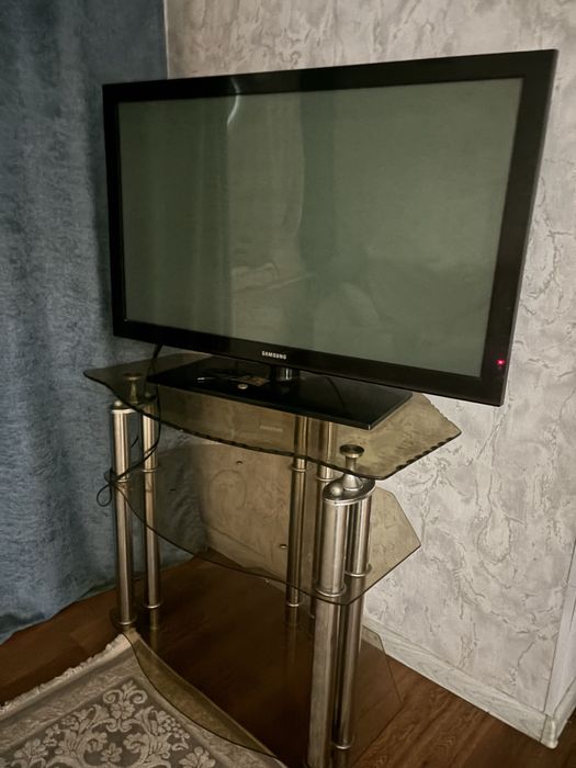 Телевизор со стойкой