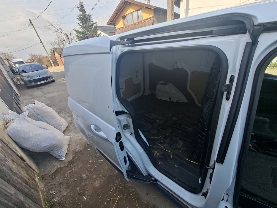Vand sau schimb cu o masina cu locuri dubita ford courier in stare per